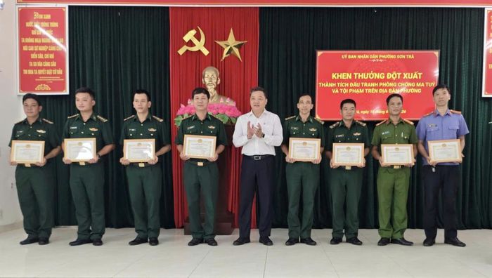 Lãnh đạo UBND P. Sơn Trà trao thưởng cho các cá nhân.
