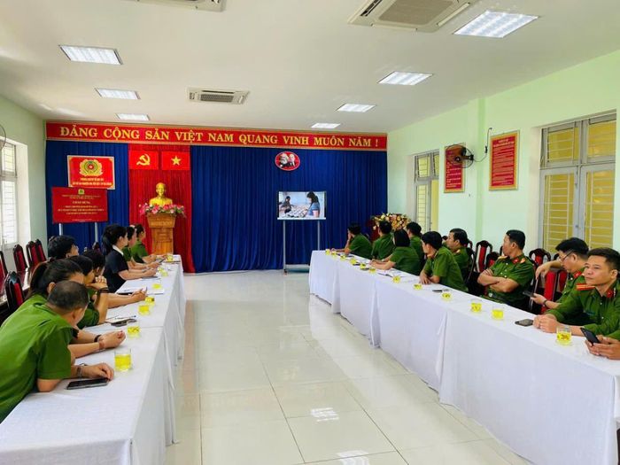 Quang cảnh buổi làm việc.
