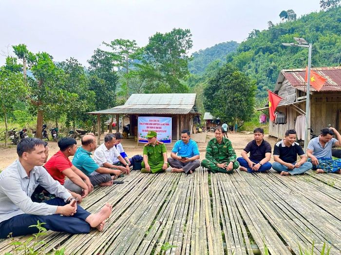 Lãnh đạo Công an xã Đắc Pring cùng lực lượng chức năng xuống cơ sở tuyên truyền các chủ trương, chính sách đến với người dân.