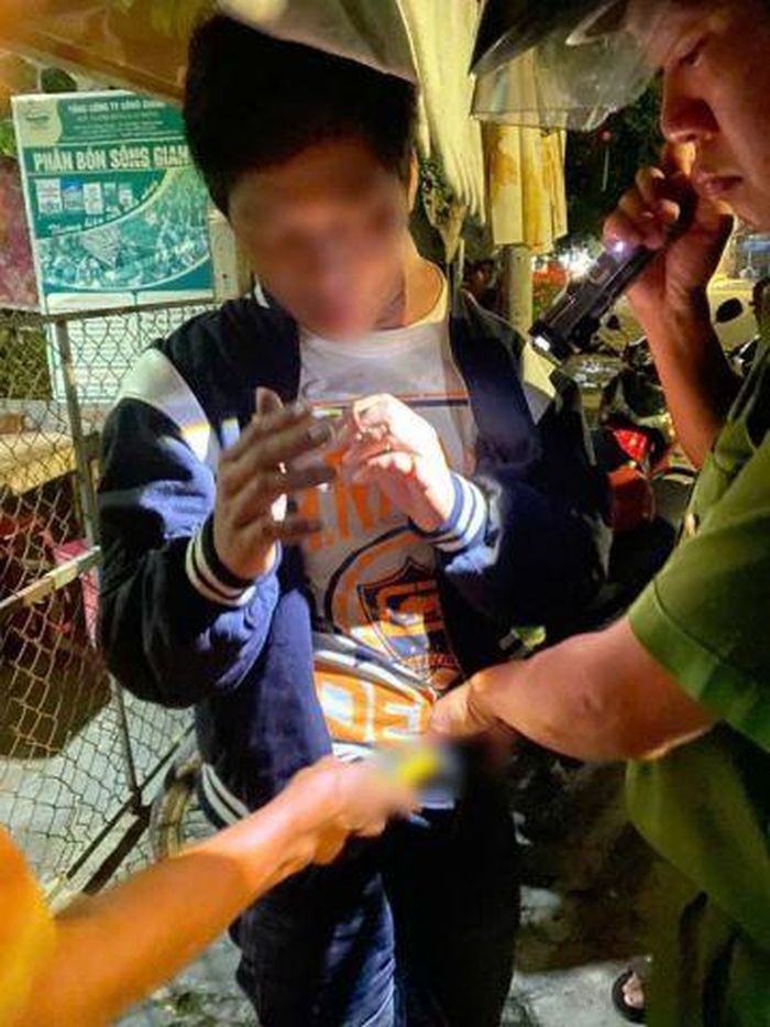 Công an phường Đức Phổ kiểm tra đối tượng và phương tiện nghi vấn trong quá trình tuần tra bảo đảm ANTT trên địa bàn.