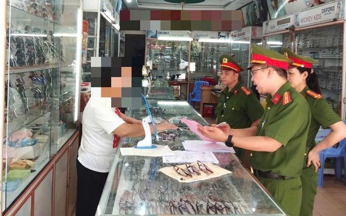 Công an phường Hải Châu kiểm tra 1 cơ sở kinh doanh kính mắt trên địa bàn.
