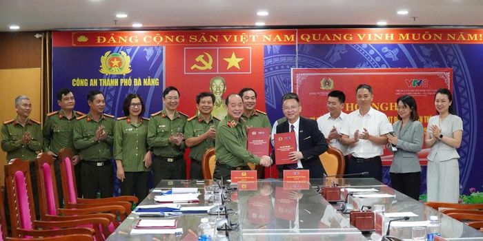 Lãnh đạo Công an TP Đà Nẵng và Báo và Phát thanh, Truyền hình Đà Nẵng ký kết Quy chế phối hợptrong sản xuất, phát sóng Truyền hình An ninh Đà Nẵng.
