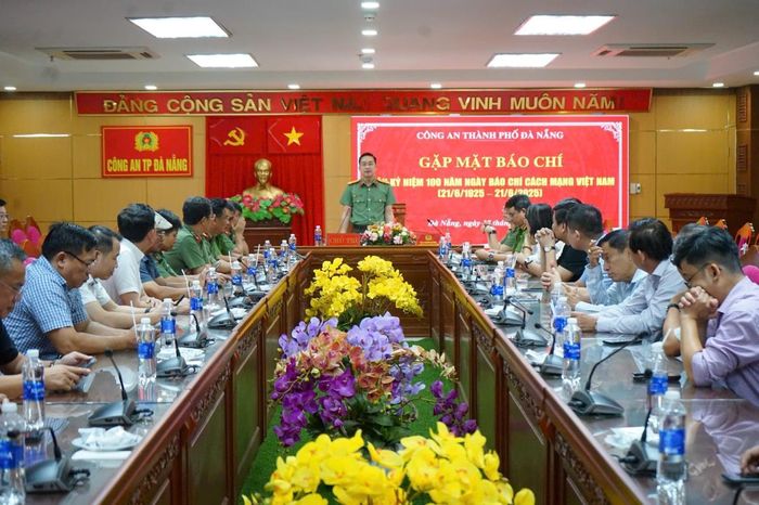 Đại tá Nguyễn Đại Đồng - Phó Giám đốc Công an TP Đà Nẵng chủ trì buổi gặp mặt báo chí trên địa bàn TP Đà Nẵng dịp kỷ niệm 100 năm Ngày Báo chí cách mạng Việt Nam (21-6-2025).