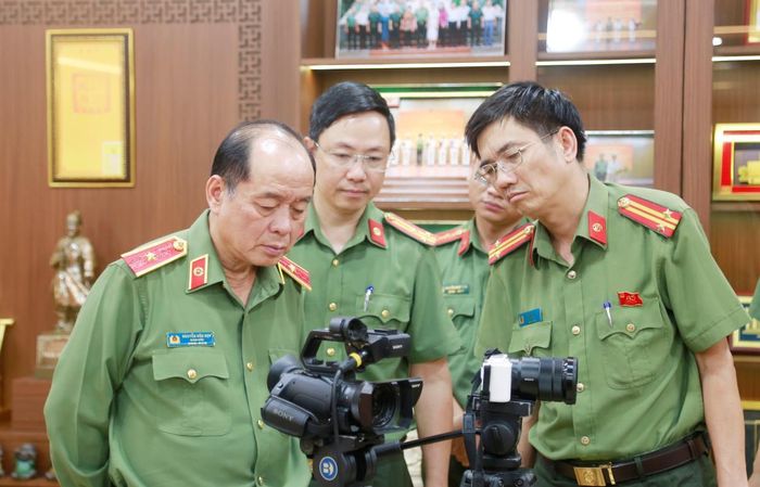 Thiếu tướng Nguyễn Hữu Hợp kiểm tra thông tin, hình ảnh tuyên truyền của lực lượng Công an.