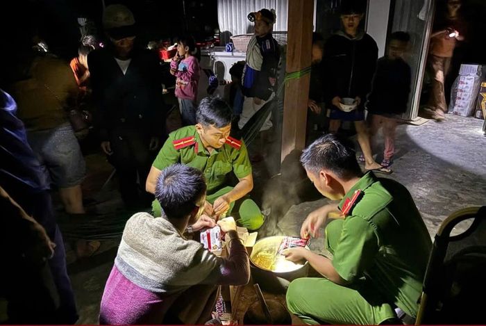 Báo chí đăng tải hình ảnh lực lượng Công an TP Đà Nẵng đưa bé chạy lũ và chuẩn bị cơm nước cho người dân tránh lũ.