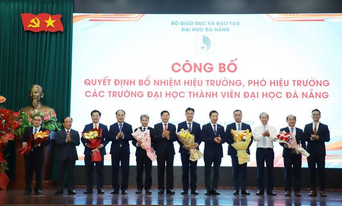 Lãnh đạo ĐHĐN tặng hoa chúc mừng 6 đồng chí được bổ nhiệm, bổ nhiệm lại Hiệu trưởng các trường ĐHTV thuộc ĐHĐN.