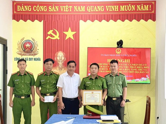 Chủ tịch UBND xã Duy Nghĩa khen thưởng cá nhân và tập thể.