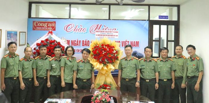Thượng tá Nguyễn Kim Trung đã tặng hoa chúc mừng tập thể Ban Chuyên đề Công an TP Đà Nẵng nhân kỷ niệm 101 năm Ngày Báo chí Cách mạng Việt Nam.
