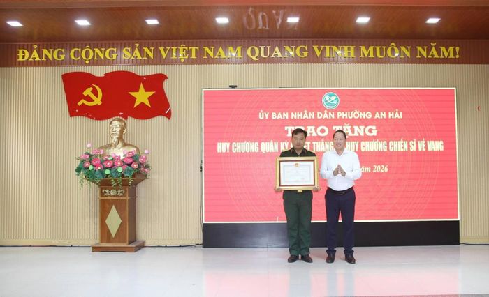 Lãnh đạo UBND P. An Hải trao tặng khen thưởng cho cá nhân có thành tích xuất sắc.