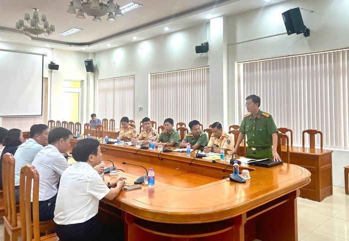 Đại tá Lê Xuân Thủy phát biểu tại hội nghị