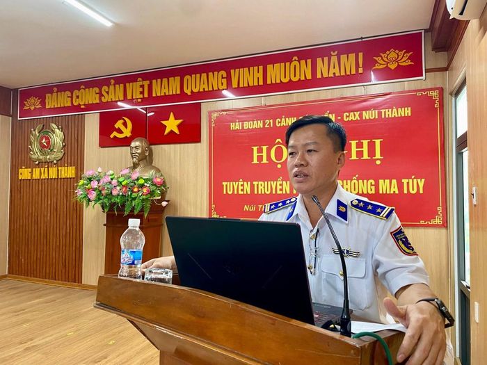 Thượng tá Hoàng Thanh Hải, đại diện Hải đoàn 21 phát biểu tại hội nghị.