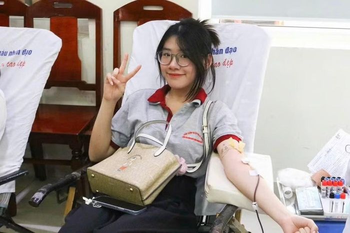 Tham gia hiến máu nhân đạo.