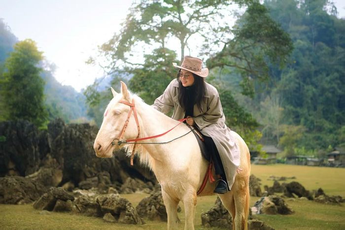 Phương Linh ghi lại những khoảnh khắc thiên nhiên tại Hang Táu trong chuyến đi khám phá Mộc Châu.