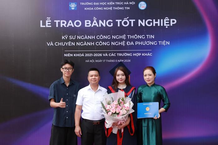 Hà Linh cùng gia đình trong ngày tốt nghiệp.