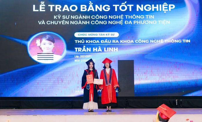 Hà Linh là thủ khoa tốt nghiệp khoa Công nghệ thông tin, Trường Đại học Kiến trúc Hà Nội, khóa 2021 - 2026.