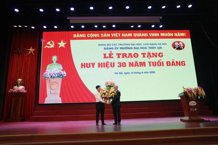 Đồng chí Phạm Hữu Hùng, Bí thư Chi bộ sinh viên Khoa Công trình nhiệm kỳ 1994-1996, người trực tiếp hướng dẫn và giới thiệu đồng chí Nguyễn Trung Việt vào Đảng Cộng sản Việt Nam, tặng hoa chúc mừng tại buổi lễ.