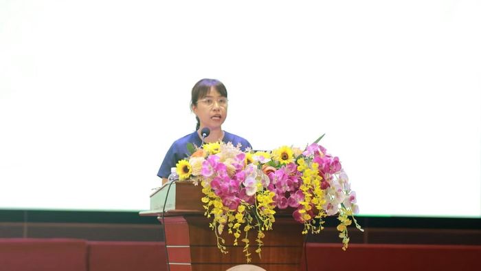 Đồng chí Nguyễn Vũ Bích Hiền - Phó Bí thư Thường trực Đảng ủy các trường đại học, cao đẳng Hà Nội, phát biểu chúc mừng tại Lễ trao tặng Huy hiệu 30 năm tuổi Đảng cho các đảng viên thuộc Đảng bộ Trường Đại học Thủy lợi.