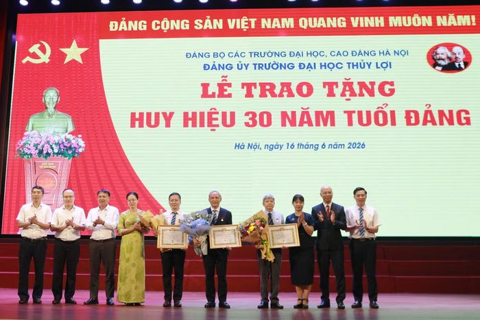 Lãnh đạo Đảng ủy các trường đại học, cao đẳng Hà Nội và Trường Đại học Thủy lợi chúc mừng các đảng viên được trao tặng Huy hiệu 30 năm tuổi Đảng.