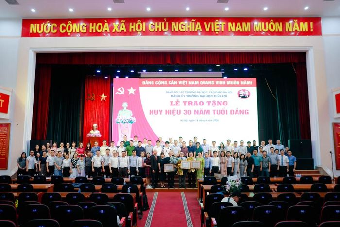 Các đại biểu, đảng viên và cán bộ Trường Đại học Thủy lợi chụp ảnh lưu niệm tại Lễ trao tặng Huy hiệu 30 năm tuổi Đảng.