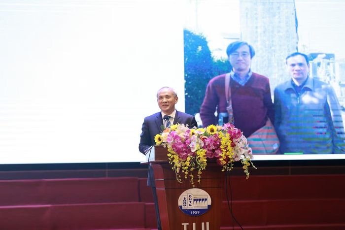 GS.TS Nguyễn Trung Việt, Phó Bí thư Thường trực Đảng ủy, Hiệu trưởng Trường Đại học Thủy lợi, phát biểu đại diện các đảng viên được trao tặng Huy hiệu 30 năm tuổi Đảng.