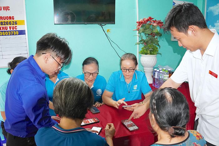 Công chức Trung tâm Phục vụ hành chính công phường Hạnh Thông hỗ trợ người cao tuổi ứng dụng AI