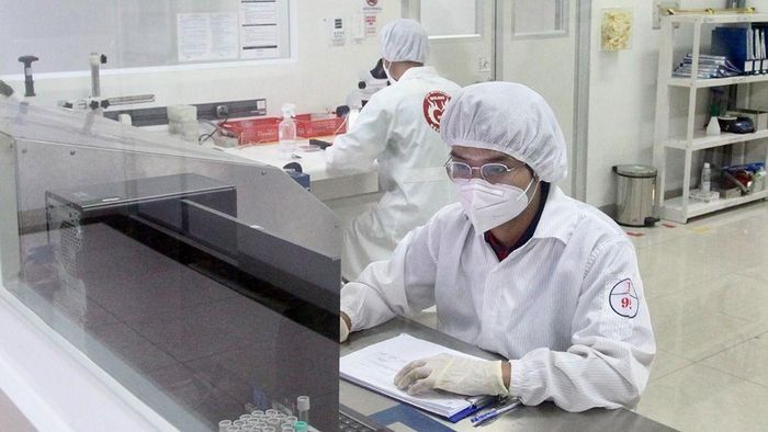 Nhân viên kỹ thuật làm việc tại Công ty Cổ phần Nhà máy Trang thiết bị y tế USM Healthcare, doanh nghiệp FDI thuộc Tập đoàn Nissha (Nhật Bản) tại Khu Công nghệ cao TPHCM. ẢNH: HOÀNG HÙNG