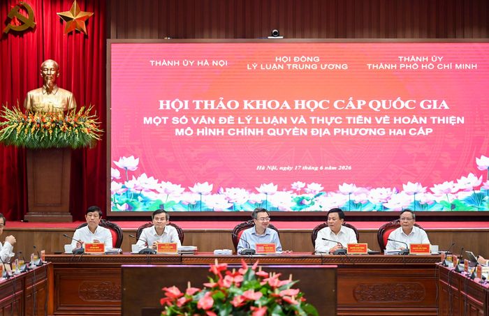  Các đồng chí dự và chủ trì hội thảo. Ảnh: ĐỖ TRUNG 