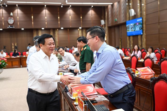  GS-TS Nguyễn Xuân Thắng, Chủ tịch Hội đồng Lý luận Trung ương trao đổi với các đại biểu dự hội thảo. Ảnh: ĐỖ TRUNG 