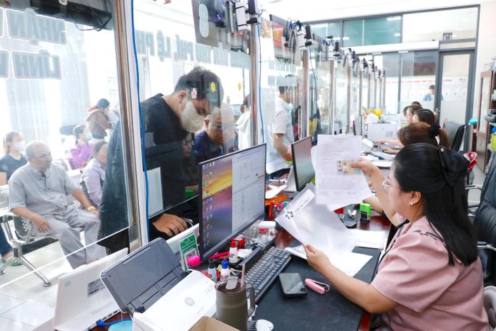 Công chức Trung tâm Phục vụ hành chính công xã Bà Điểm (TPHCM) giải quyết hồ sơ cho người dân