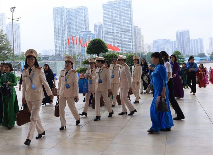  Các đại biểu phụ nữ công an tham dự Đại hội đại biểu Phụ nữ toàn quốc lần thứ XIV. Ảnh: TUẤN ANH 