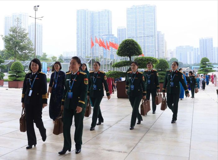  Các đại biểu phụ nữ quân đội tham dự Đại hội đại biểu Phụ nữ toàn quốc lần thứ XIV. Ảnh: TUẤN ANH 