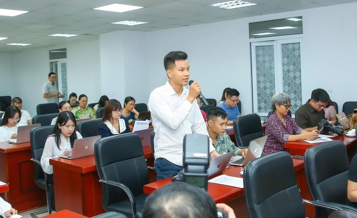 Phóng viên đặt câu hỏi tại buổi họp báo. Ảnh: SƠN HẢI