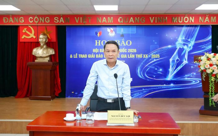 Nhà báo Nguyễn Đức Lợi, Phó Chủ tịch Thường trực Hội Nhà báo Việt Nam chủ trì buổi họp báo. Ảnh: SƠN HẢI
