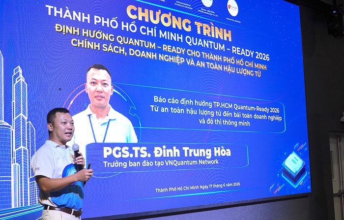  PGS.TS. Đinh Trung Hòa trình bày tham luận. Ảnh: QUANG HUY 