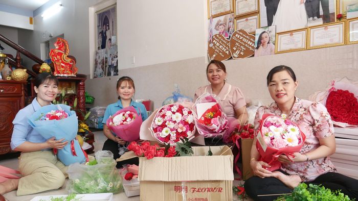  Tổ hợp tác hoa sáp của chị Trần Thị Nga - thứ hai từ phải sang (phường Tân Đông Hiệp, TPHCM) tạo việc làm cho nhiều phụ nữ. ẢNH: HỒNG HẢI 