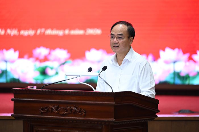  Thứ trưởng Bộ Nội vụ Vũ Chiến Thắng trình bày tham luận tại hội thảo. Ảnh: ĐỖ TRUNG 