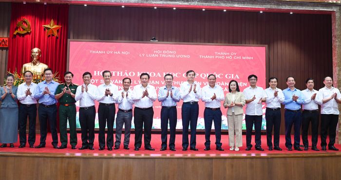  Các đại biểu chụp ảnh lưu niệm tại hội thảo. Ảnh: ĐỖ TRUNG 