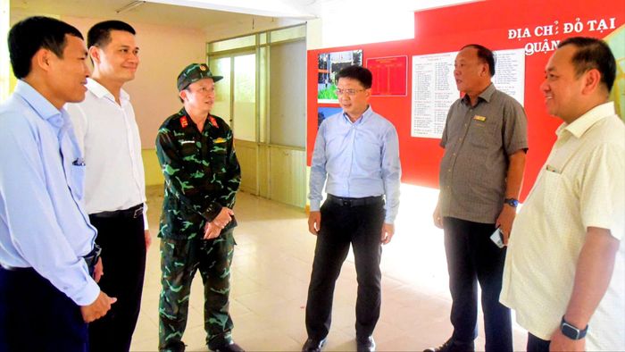 Đồng chí Nguyễn Mạnh Cường khảo sát tiến độ và động viên các lực lượng đang thực hiện nhiệm vụ xác định vị trí có hài cốt liệt sĩ tại Công viên Lê Thị Riêng (phường Hòa Hưng, TPHCM)