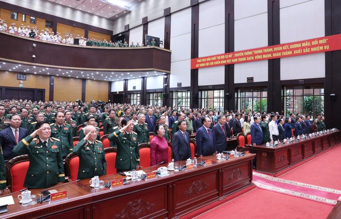 Các đại biểu thực hiện nghi thức chào cờ. Ảnh: QUANG PHÚC