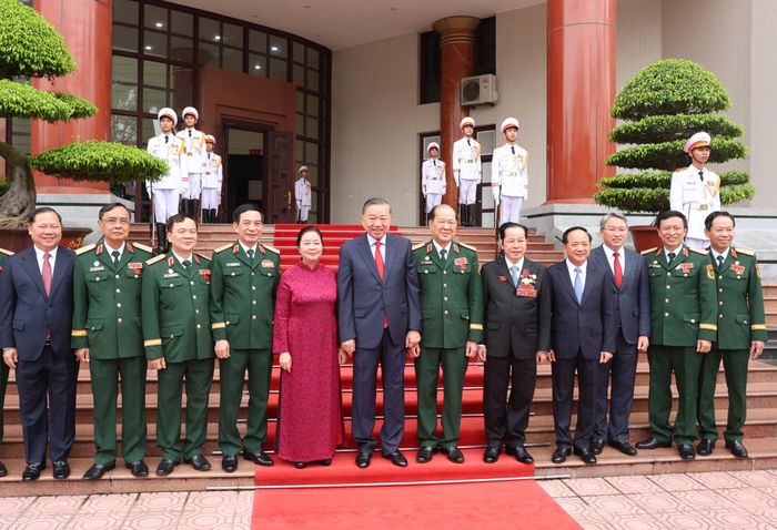 Tổng Bí thư, Chủ tịch nước Tô Lâm chụp ảnh lưu niệm với các đại biểu dự đại hội. Ảnh: QUANG PHÚC