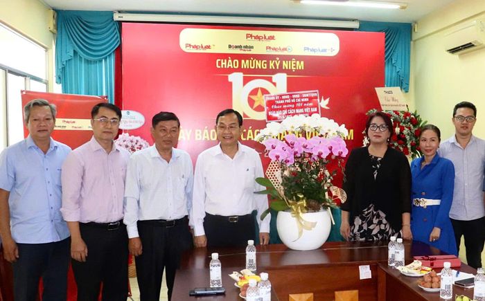 Đoàn đại biểu đến thăm Văn phòng đại diện Báo Pháp luật Việt Nam tại TPHCM