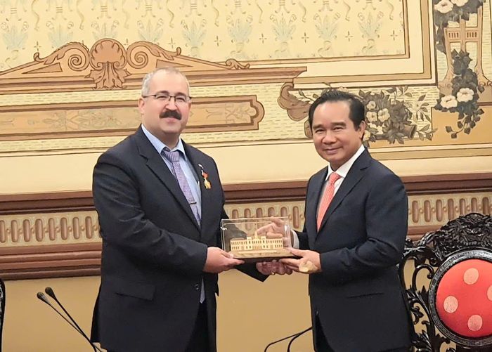  Chủ tịch UBND TPHCM Nguyễn Văn Được tặng quà lưu niệm đến Tổng Lãnh sự Nga Sadykov Timur. Ảnh: THỤY VŨ 