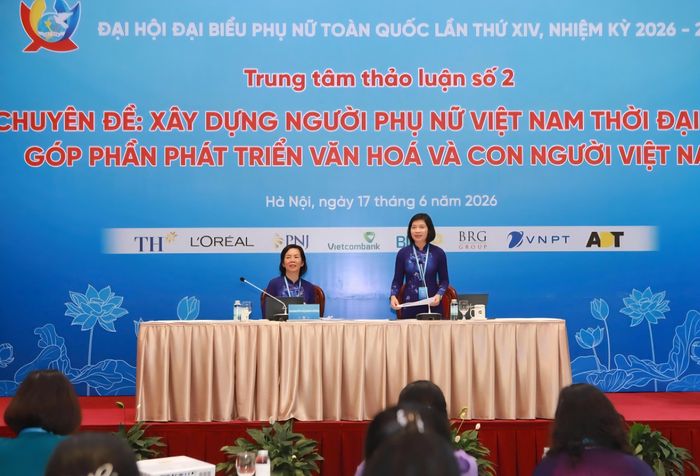 Phiên thảo luận về nội dung “Xây dựng người phụ nữ Việt Nam thời đại mới, góp phần phát triển văn hóa và con người Việt Nam”. Ảnh: HÀ NGUYỄN