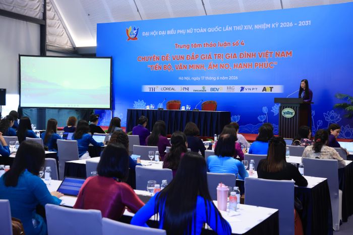 Phiên thảo luận với chủ đề "Vun đắp giá trị gia đình Việt Nam tiến bộ, văn minh, ấm no, hạnh phúc"