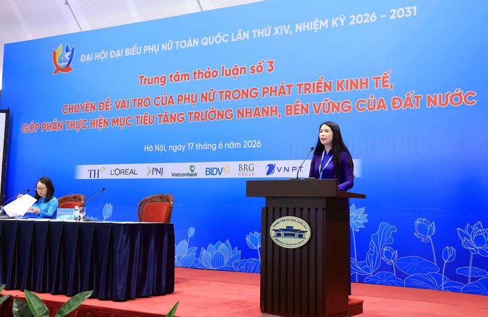 Phiên thảo luận với chủ đề “Vai trò của phụ nữ trong phát triển kinh tế, góp phần thực hiện mục tiêu tăng trưởng nhanh, bền vững của đất nước”. Ảnh: HÀ NGUYỄN