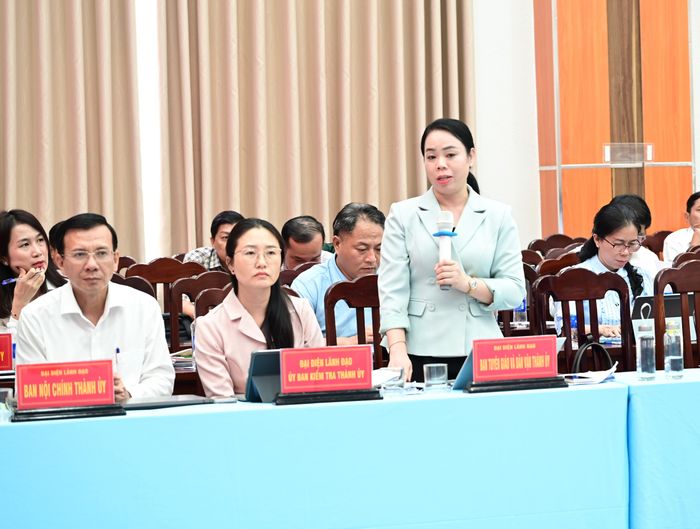  Phó Trưởng Ban Tuyên giáo và Dân vận Thành ủy TPHCM Nguyễn Thị Kim Nguyên trao đổi với các địa phương về xây dựng không gian văn hóa Hồ Chí Minh. Ảnh: VĂN MINH 