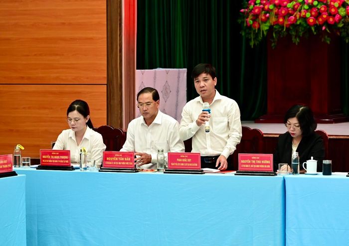  Bí thư Đảng ủy, Chủ tịch HĐND xã Hồ Tràm Phan Khắc Duy phát biểu. Ảnh: VĂN MINH 