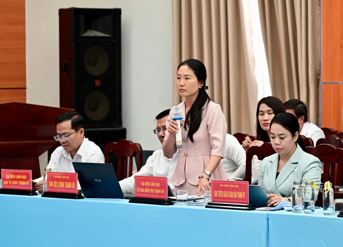  Phó Chủ nhiệm Ủy ban Kiểm tra Thành ủy TPHCM Đặng Thị Hồng Vân trao đổi với các địa phương về công tác kiểm tra, giám sát và kỷ luật của Đảng. Ảnh: VĂN MINH 