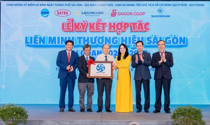  Liên minh Thương hiệu Sài Gòn tặng quà kỷ niệm cho Phó Chủ tịch UBND TPHCM Trần Văn Bảy tại buổi lễ. Ảnh: THANH HÙNG 