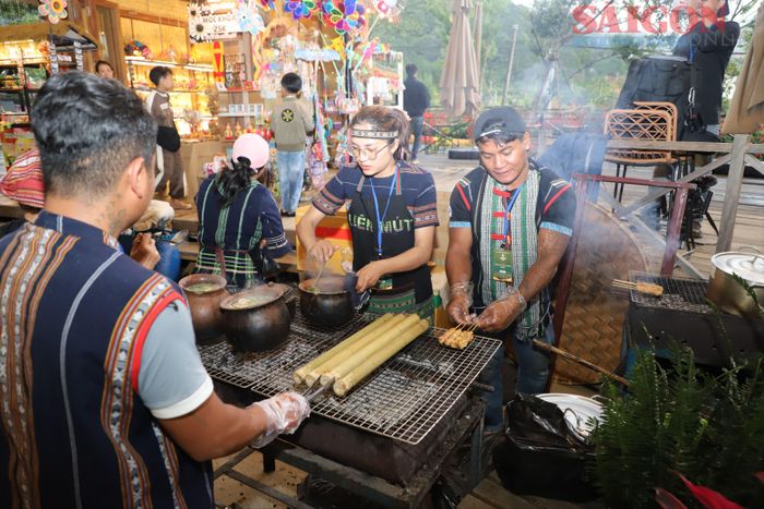  Cháo bí, cơm lam, thịt nướng là những món ăn truyền thống của người K'Ho tại Lâm Đồng. Ảnh: ĐOÀN KIÊN 